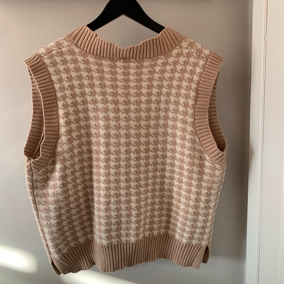 Neutral Sweater Vest PTP 23 1/2 Inches - Picture 3 of 4